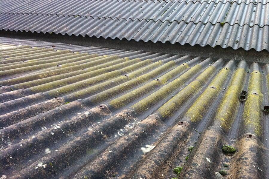 Peut-on installer des panneaux solaires sur une toiture amiantée ?